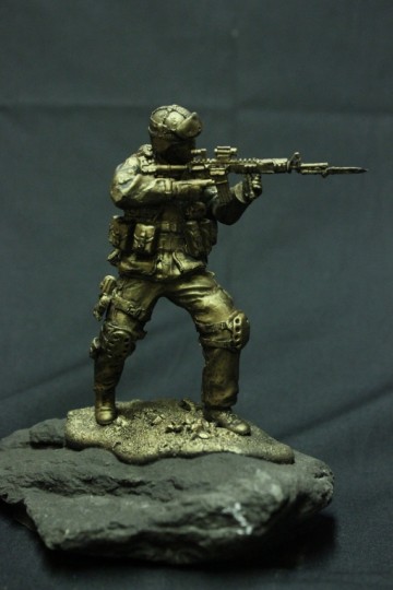 Infanterist met helm geplaatst bajonet