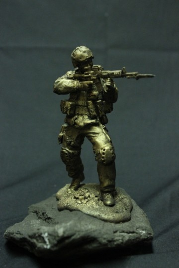 Infanterist met helm geplaatst bajonet