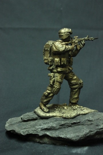 Infanterist met helm geplaatst bajonet