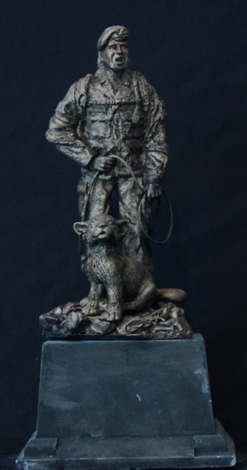 Instructeur met zittende welp