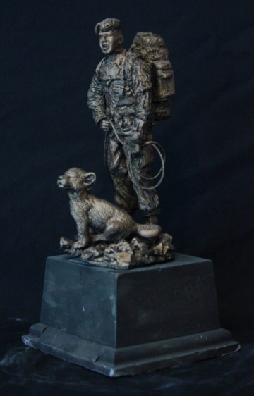 Instructeur met zittende welp