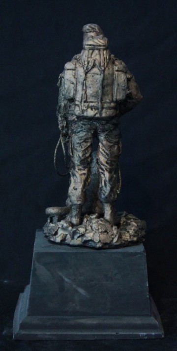 Instructeur met zittende welp