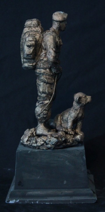 Instructeur met zittende welp