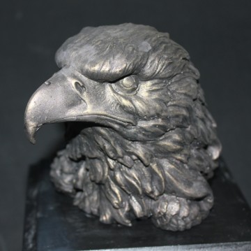 Adelaar Groot op sokkel