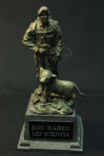 Instructeur met staande welp