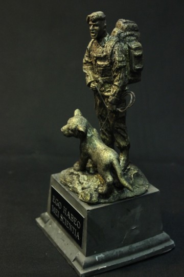 Instructeur met staande welp