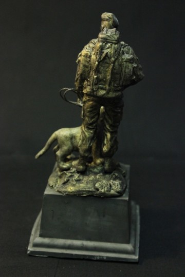 Instructeur met staande welp