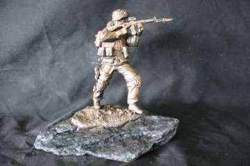 Infanterist met Helm bajonet 120L rugzak