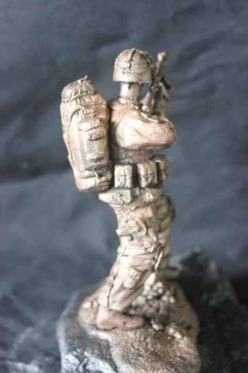 Infanterist met Helm bajonet 120L rugzak