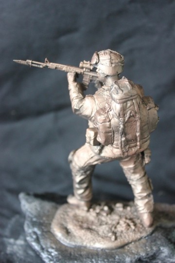 Infanterist met Helm bajonet 120L rugzak