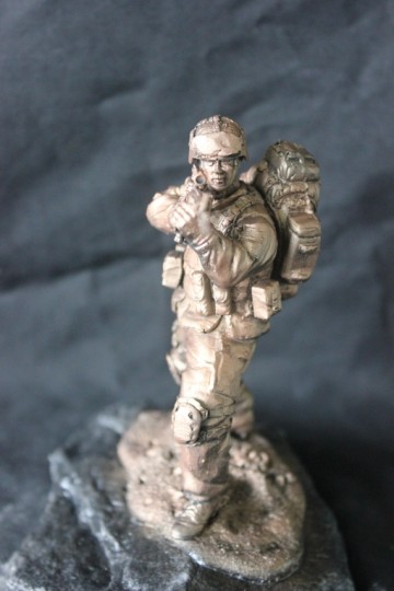 Infanterist met Helm bajonet 120L rugzak