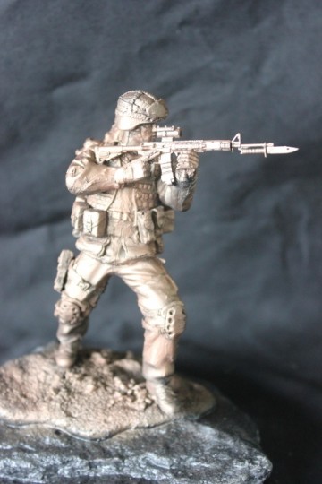 Infanterist met Helm bajonet 120L rugzak