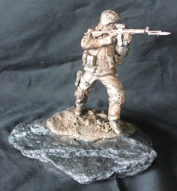 Infanterist met Helm bajonet 120L rugzak